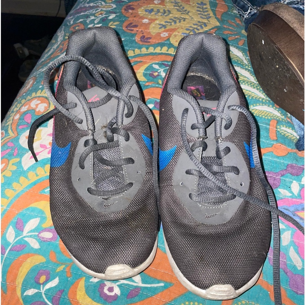Nike Grey shoe with pink/blue/yellow swoosh, grey shoestrings, very Gently used